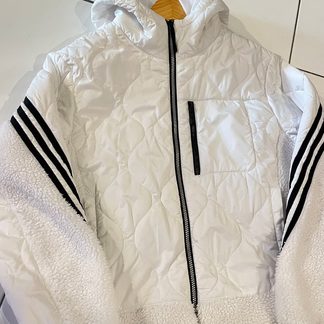 아디다스 화이트 하이브리드 쉐르파 퀼팅 트랙자켓 상품이미지2