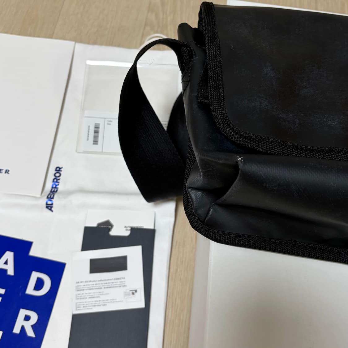 아더에러_스몰 트레이스 이스티 메신저백 느와르 상품이미지5