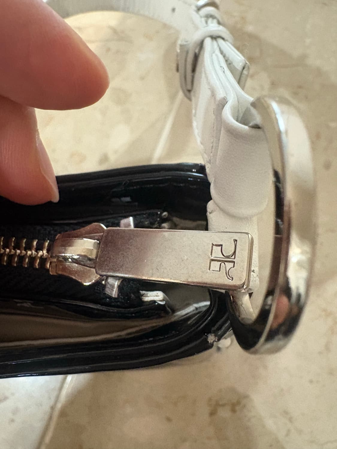 꾸레쥬 에나멜 숄더백 상품이미지7