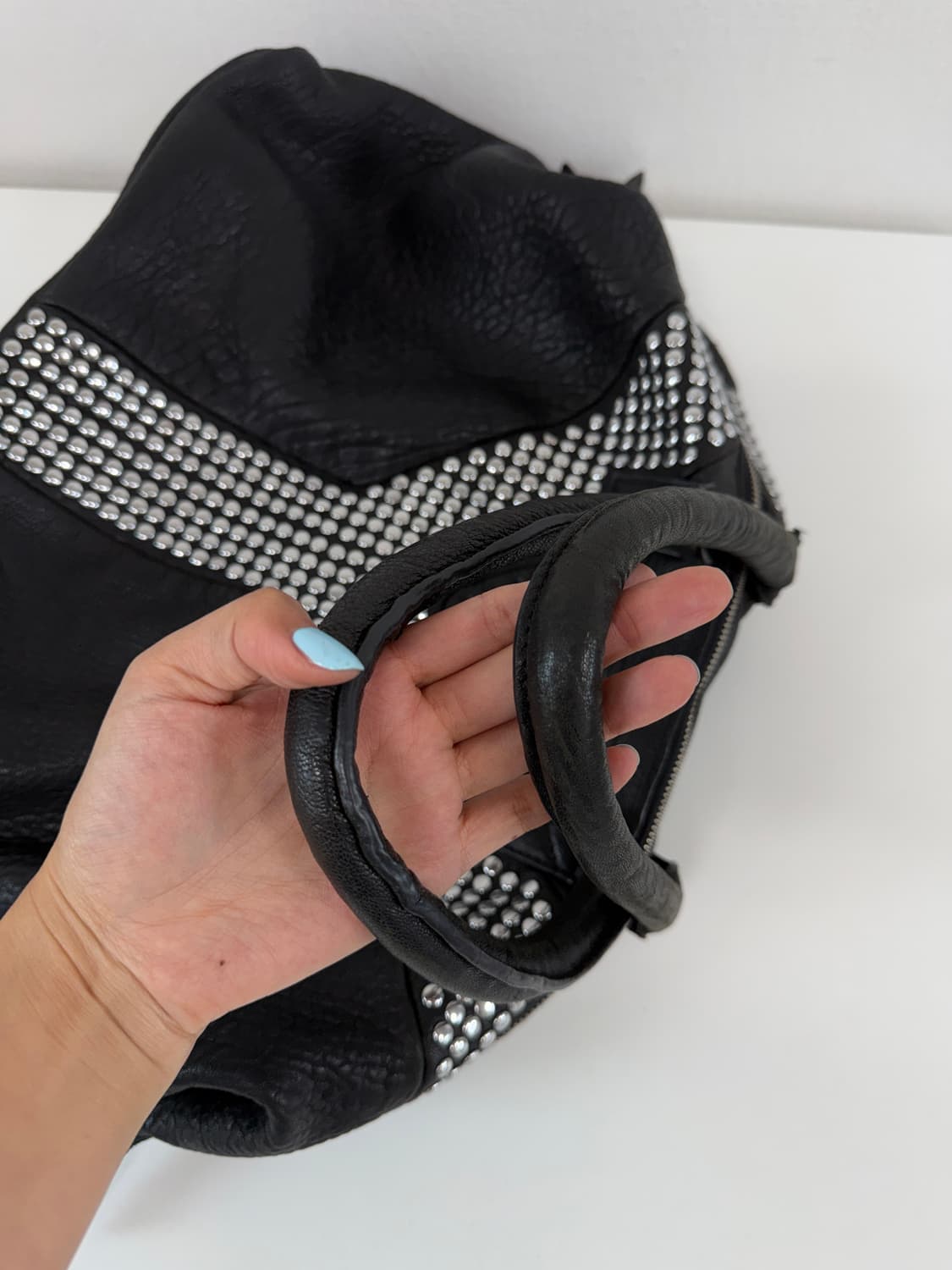 입생로랑 이지백 스터드 숄더백 블랙 상품이미지7