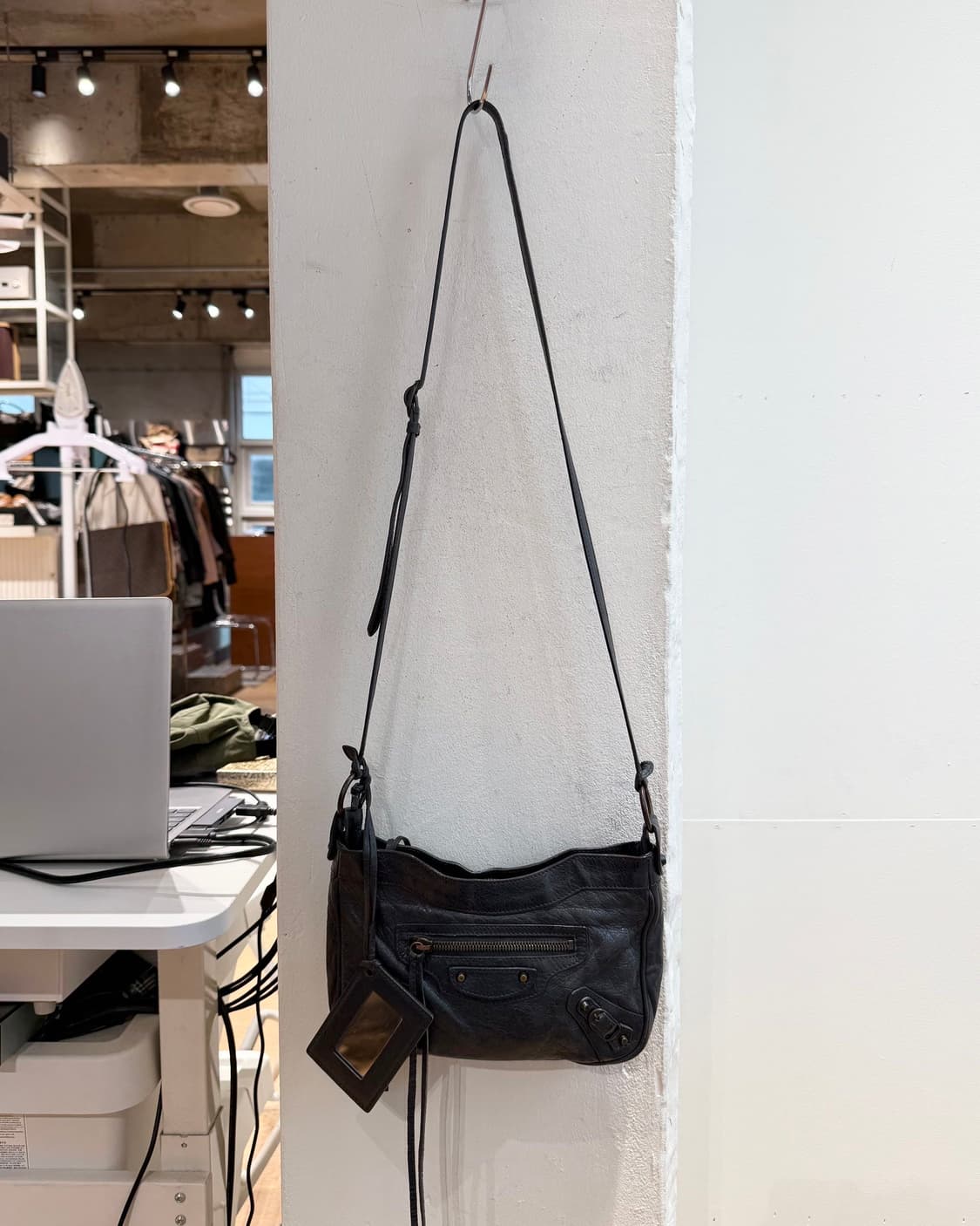 발렌시아가 차콜 모터 크로스백 상품이미지2