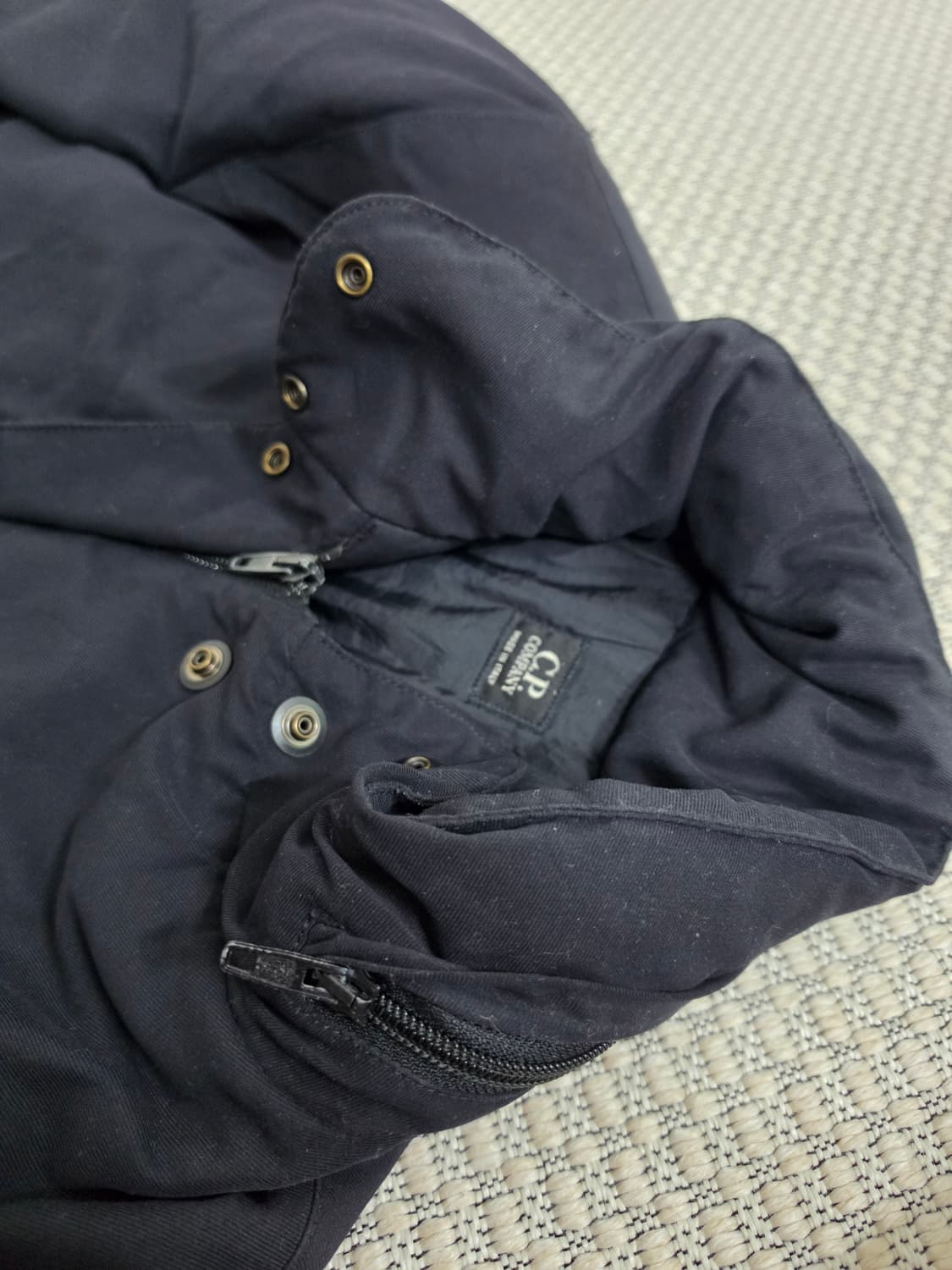 97AW 씨피컴퍼니 검정색 패딩 자켓 상품이미지9