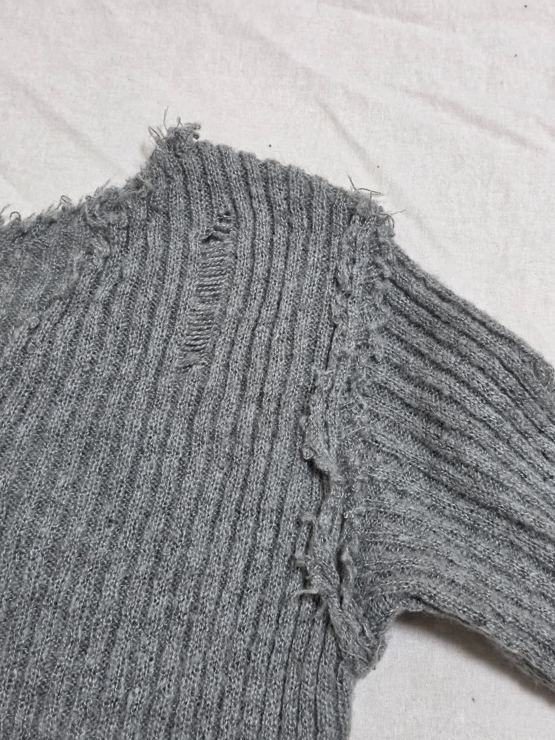 그런지 울 데미지 브이넥 니트 상품이미지7