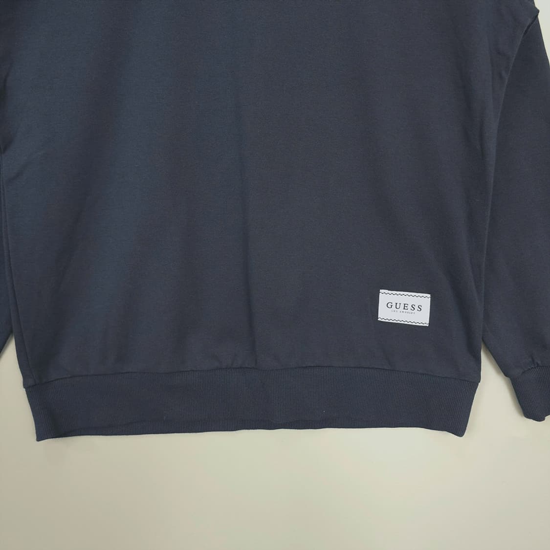 게스 GUESS 베이직 로고패치 맨투맨 네이비 100 상품이미지3