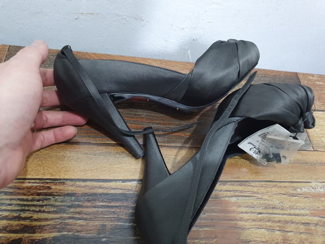 ZARA 블랙 새틴 힐 펌프스 새상품 (240MM) 상품이미지7