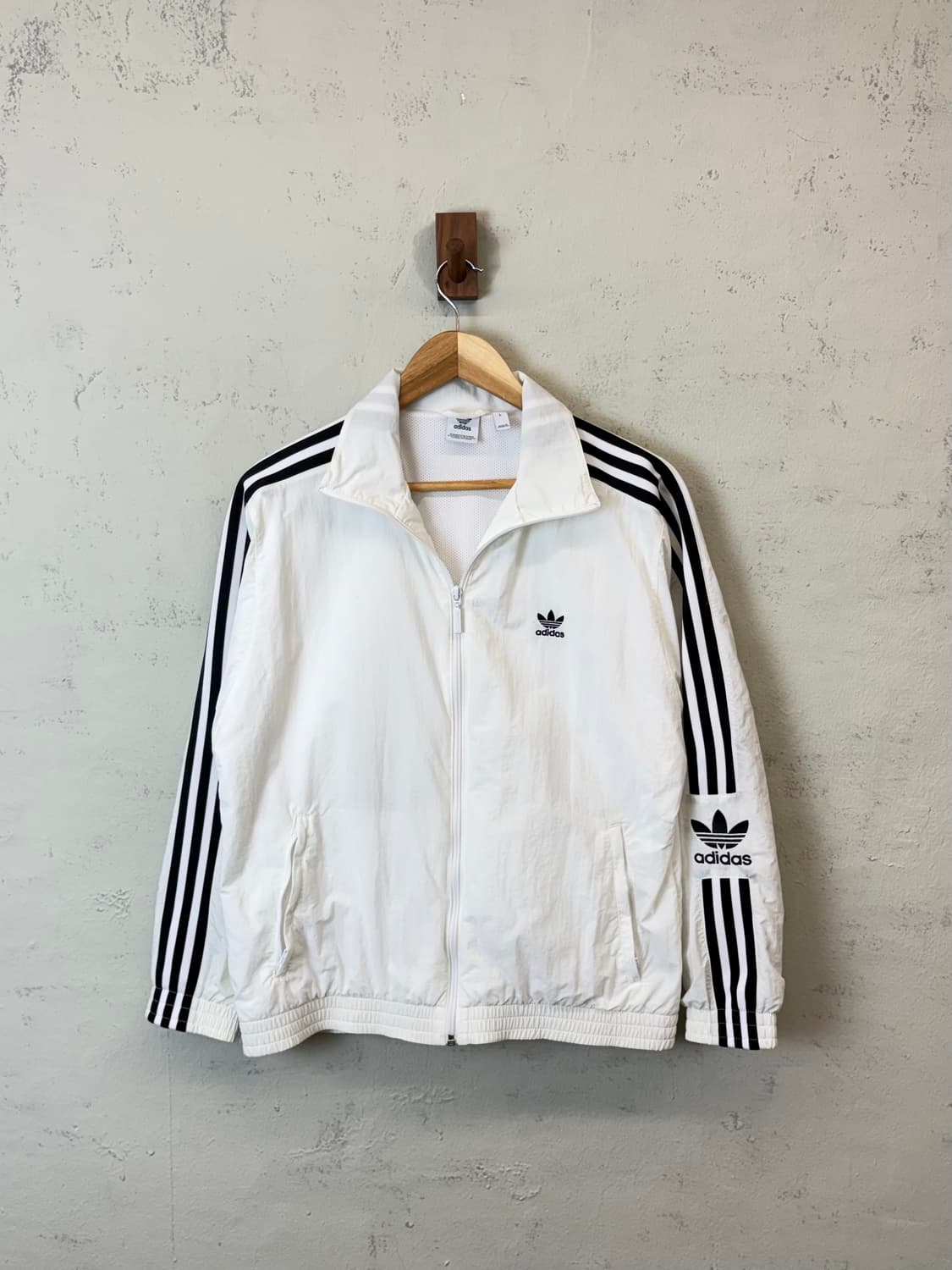 아디다스 화이트 나일론 우븐 삼선 바람막이 상품이미지1