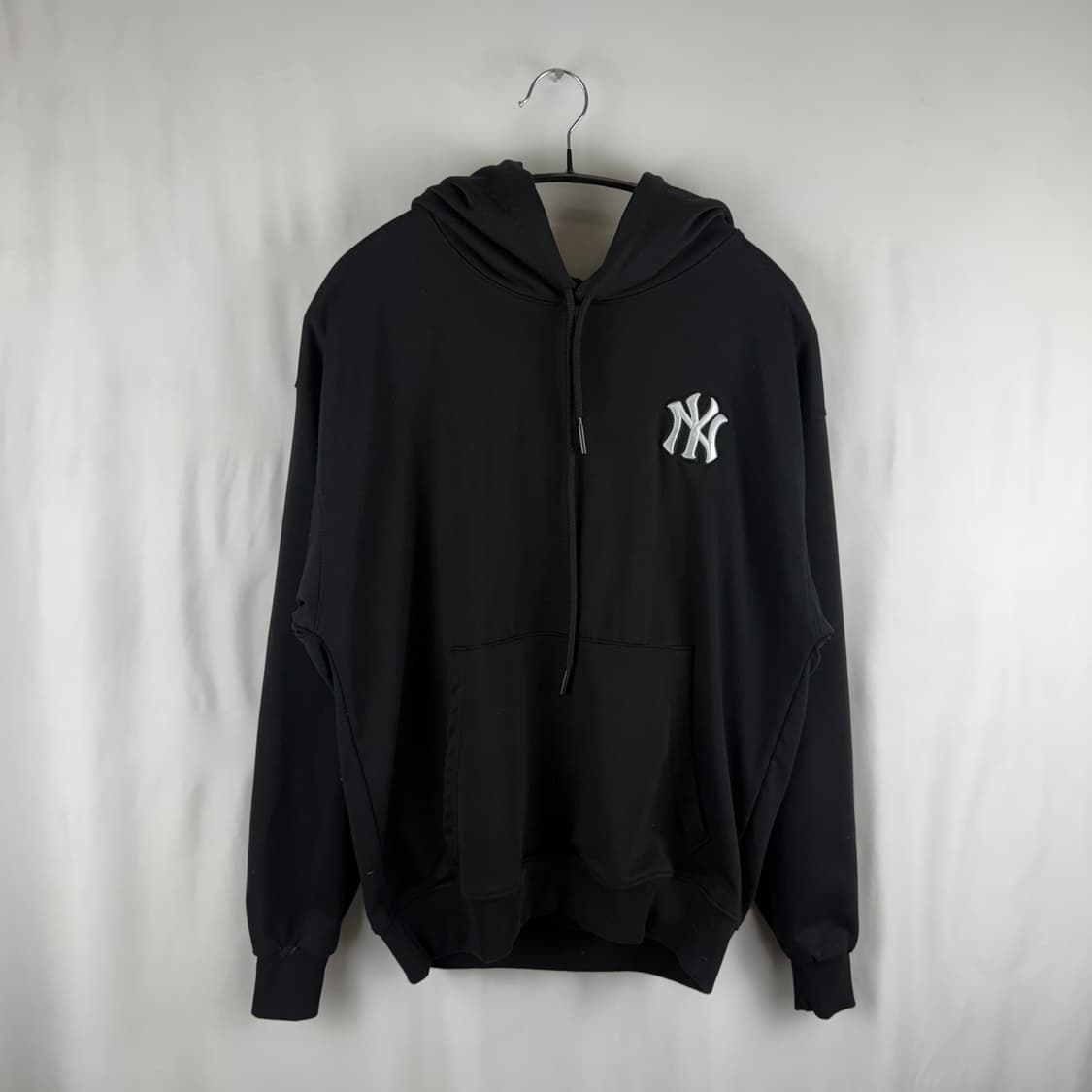 L) MLB 뉴욕양키즈 백로고 후드 티 블랙 상품이미지2