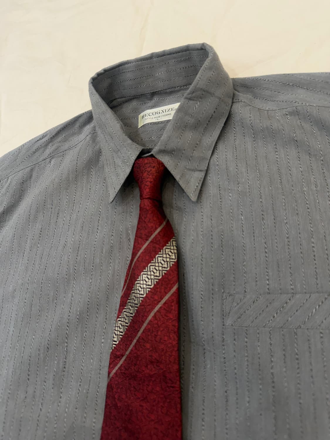 빈티지 그레이 스트라이프 셔츠 & 버건디 패턴 넥타이 세트 상품이미지3