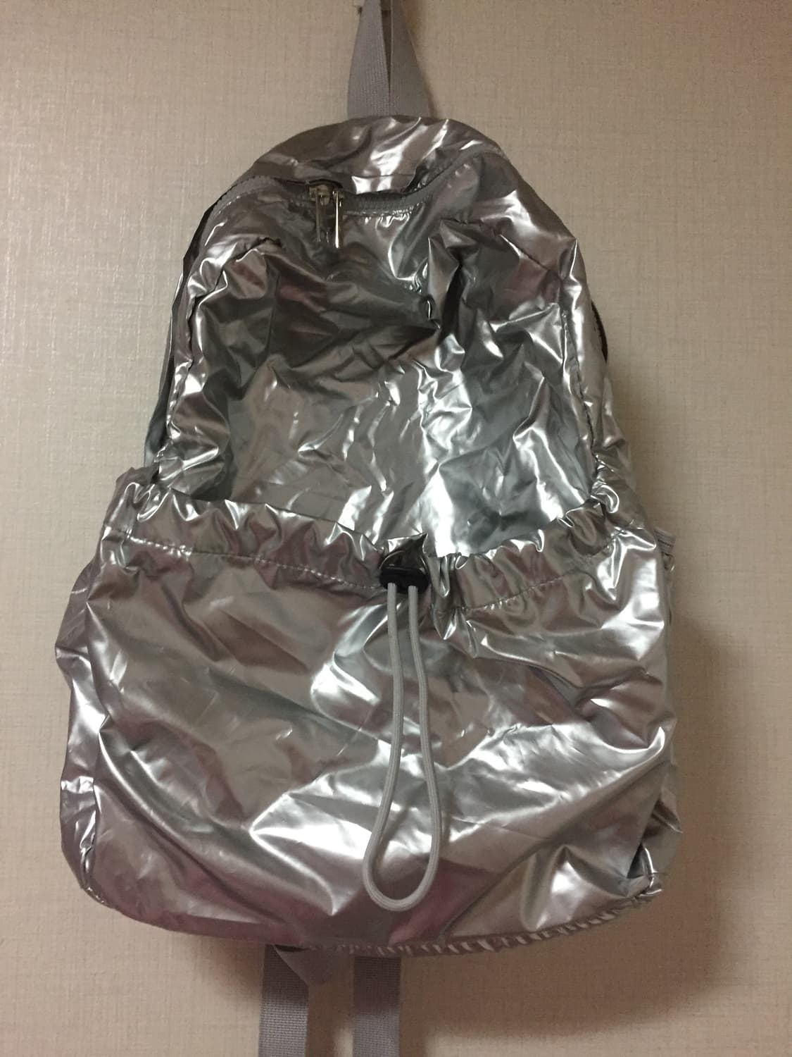 미그웨치 글로시 실버 백팩 상품이미지1