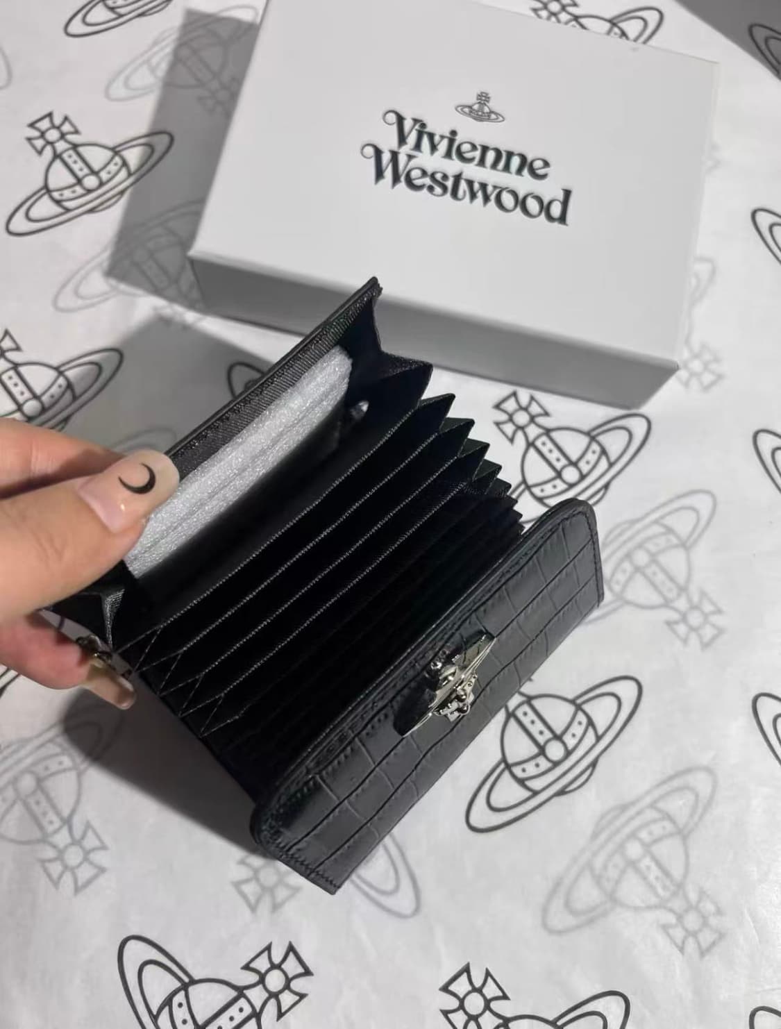 비비안 웨스트우드 사피아노 카우 레더 카드 홀더 블랙 상품이미지3