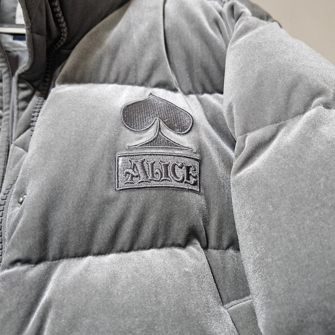 디즈니 앨리스 벨벳 패딩 (그레이) / 실착 5회 미만 / 상태 좋음 상품이미지4