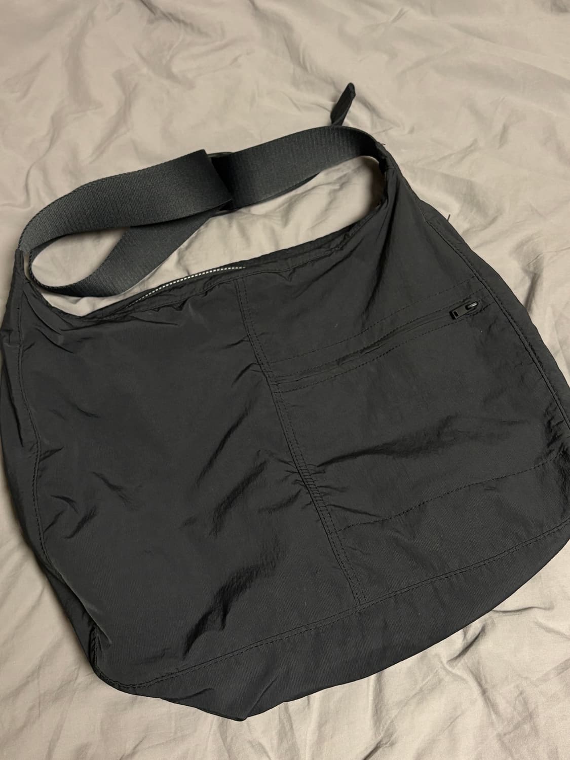 슬라우치 나일론 메신저백 다크네이비 상품이미지1