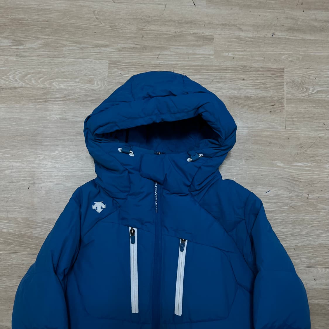 데상트 여성 스피릿마크 로고 후드 패딩 점퍼 [블루] S/85 상품이미지2