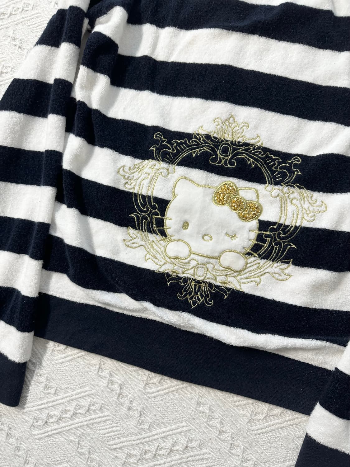 헬로키티x라디 플리스 퍼 스트라이프 패턴 자수 후디드 집업 상품이미지9
