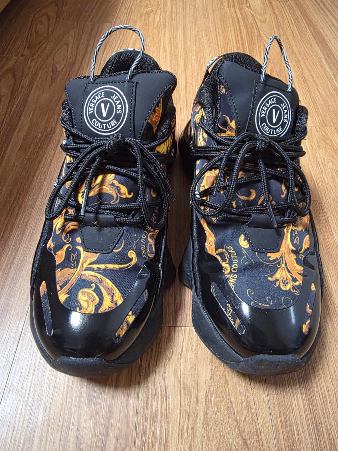 블랙/골드 색상의 베르사체 25FW 스니커즈 상품이미지1
