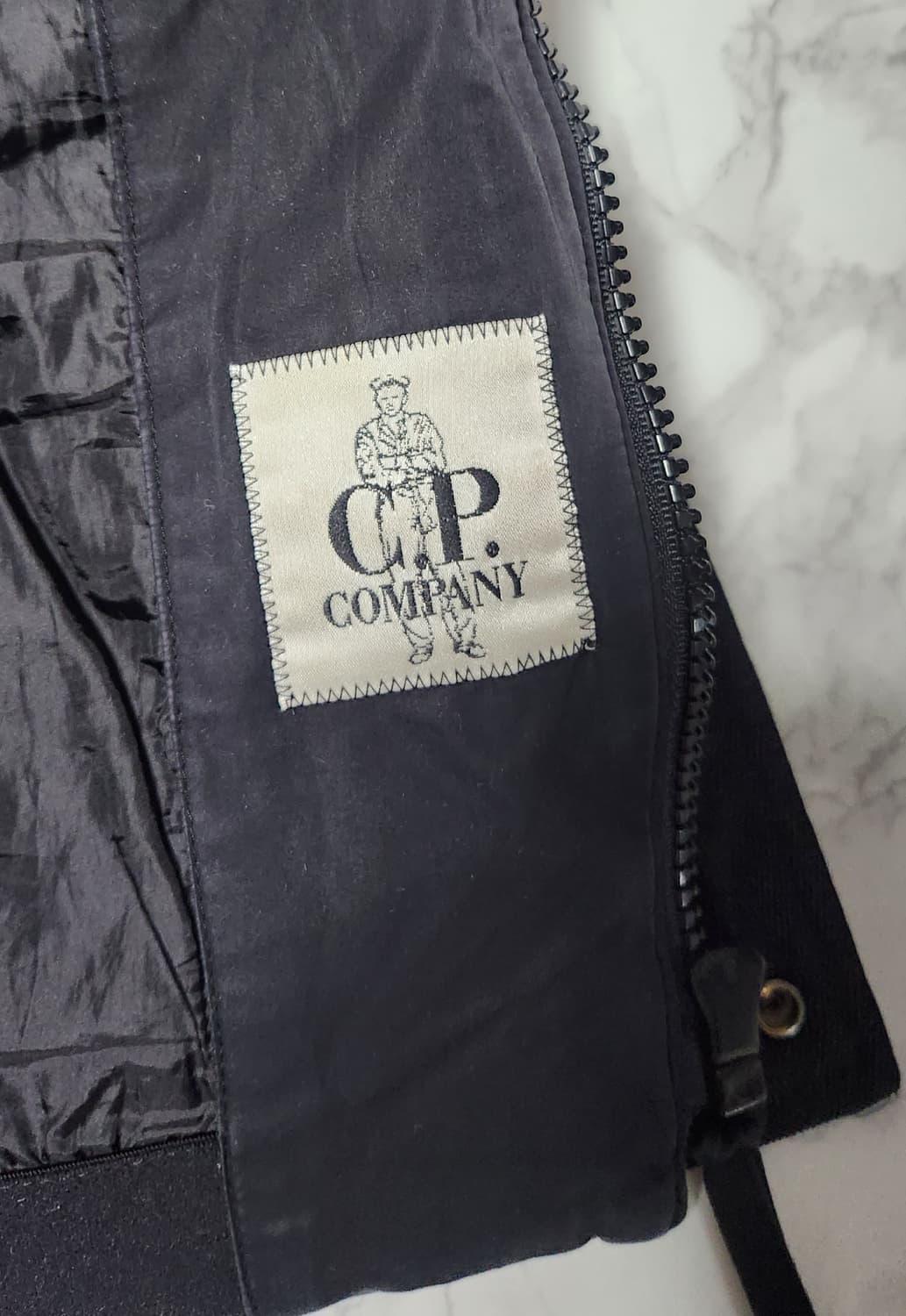 CP 컴퍼니 고글 렌즈 조끼 패딩 베스트 자켓 블랙 상품이미지8