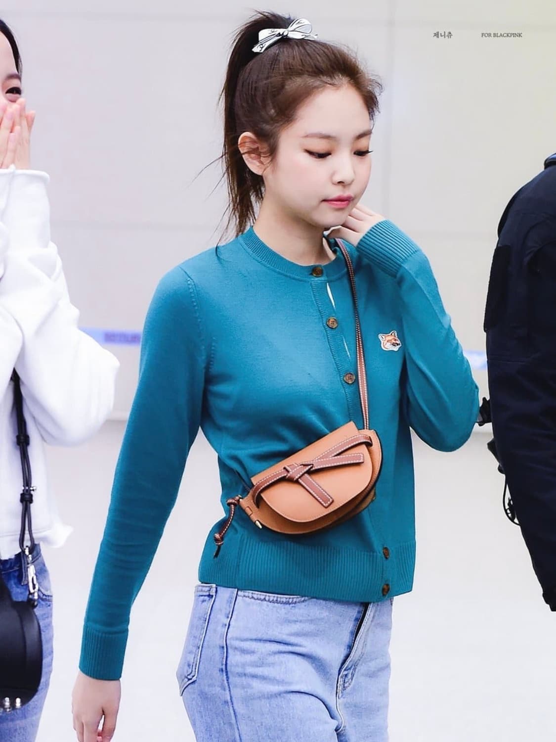 제니, 리아 로에베 게이트백 미니 탄 상품이미지9