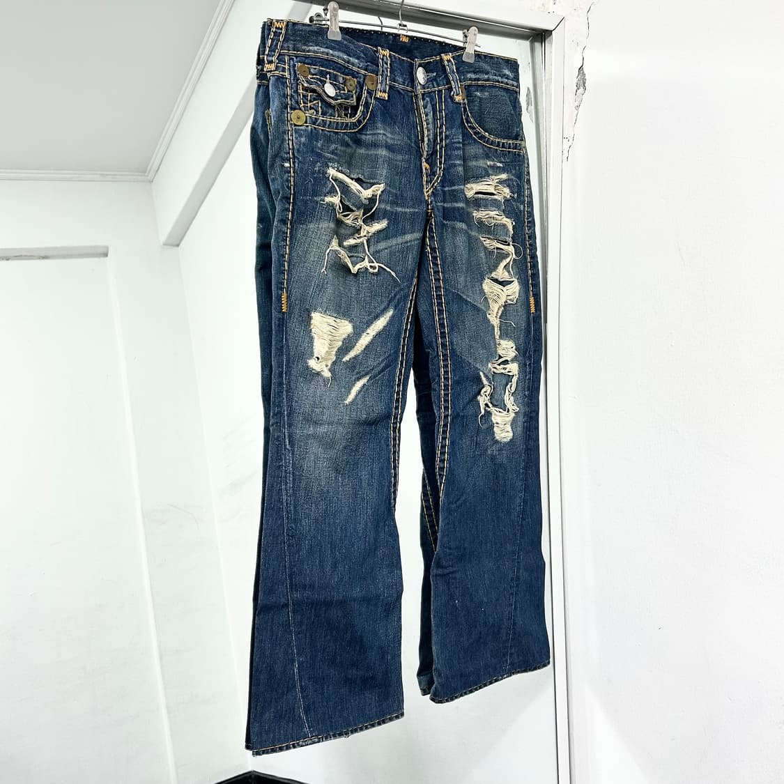 트루릴리전 레이어드 데미지 부츠컷 데님 팬츠 상품이미지4