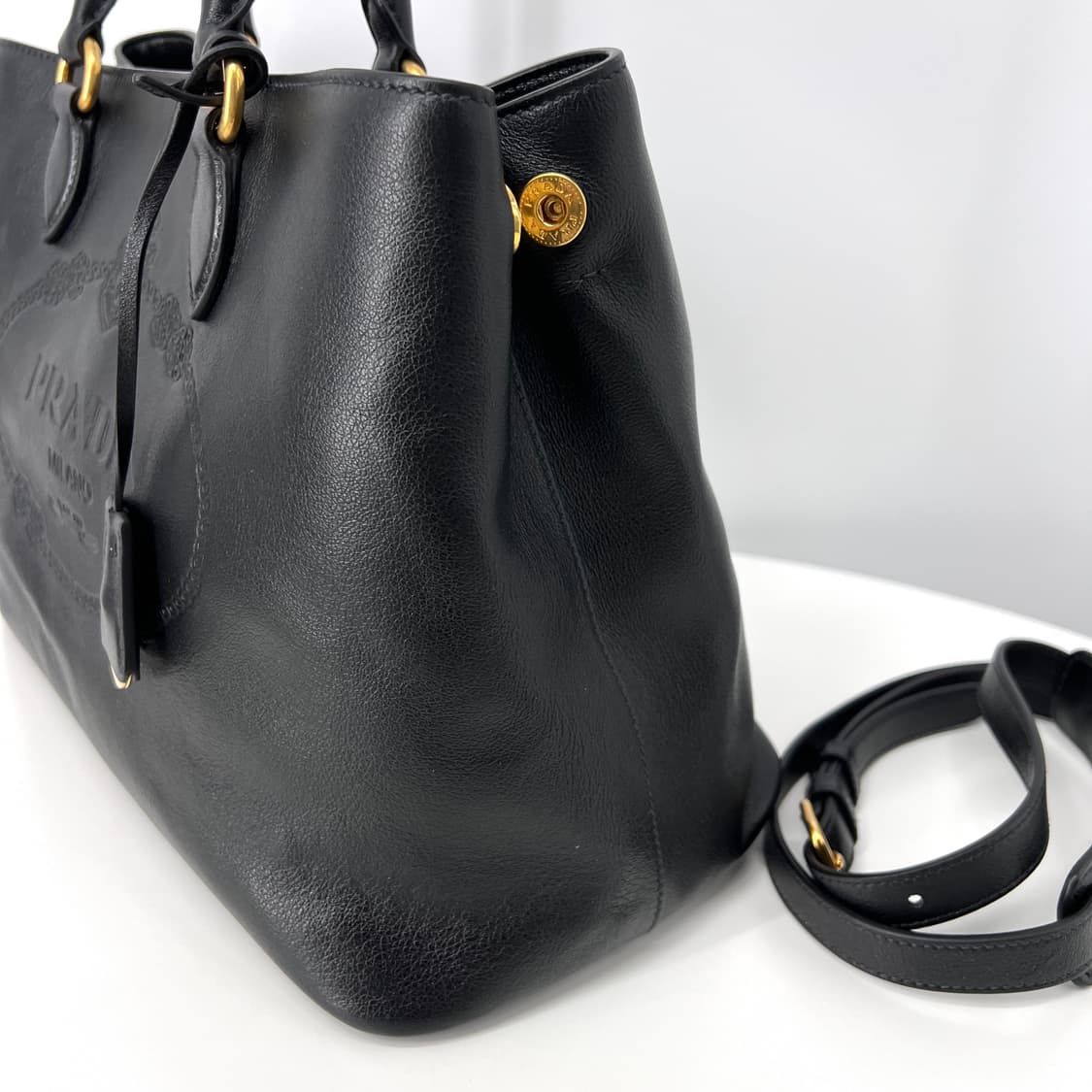 프라다 그레이스 카프 레더 토트백 & 숄더백 블랙 (1BA579) 상품이미지4