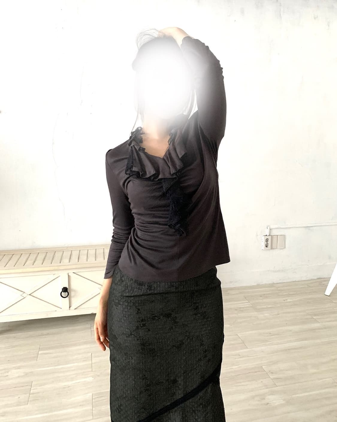 Feminine Charcoal Ruffle Blouse 상품이미지5