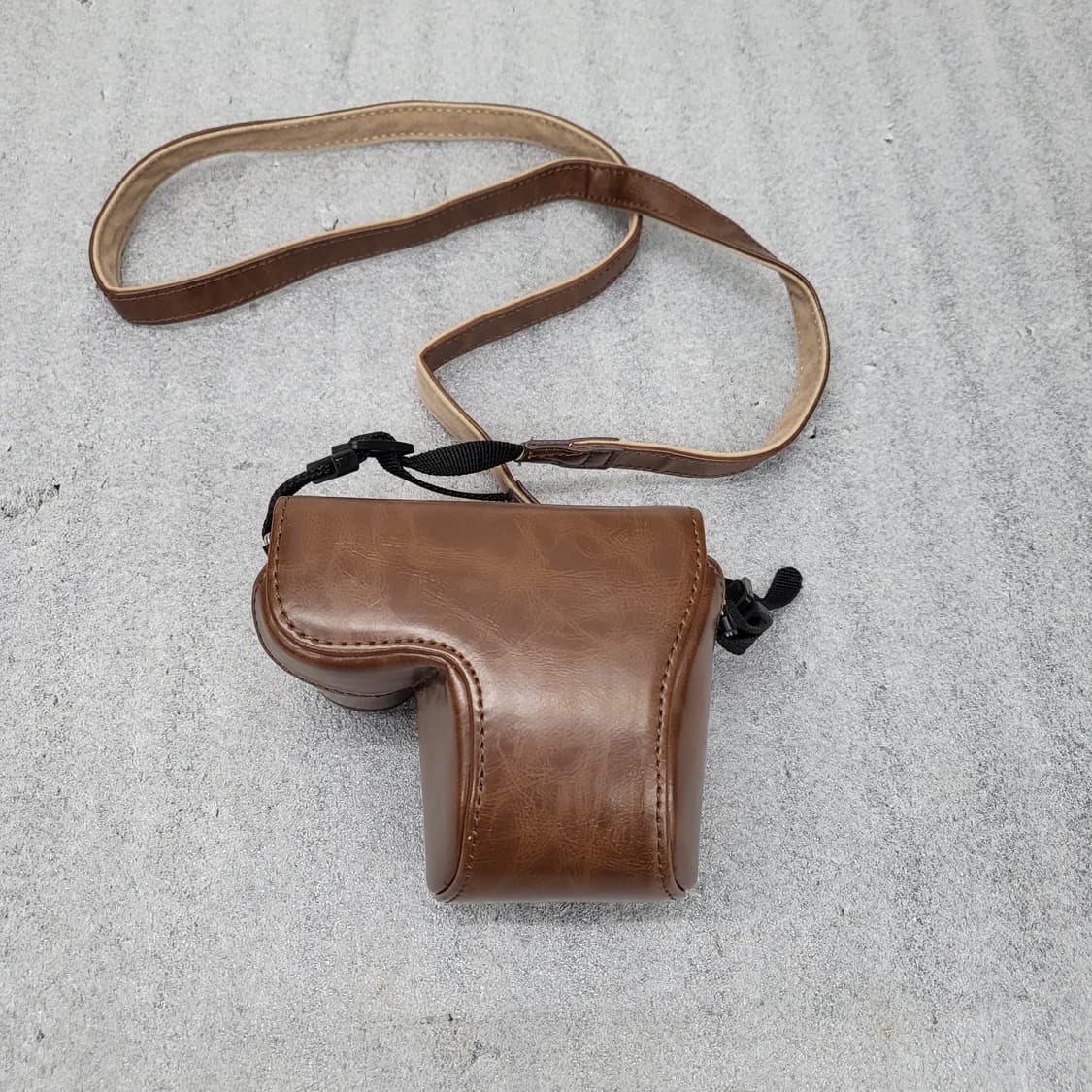 소니 알파5000 미러리스 카메라와 가죽 케이스 상품이미지1