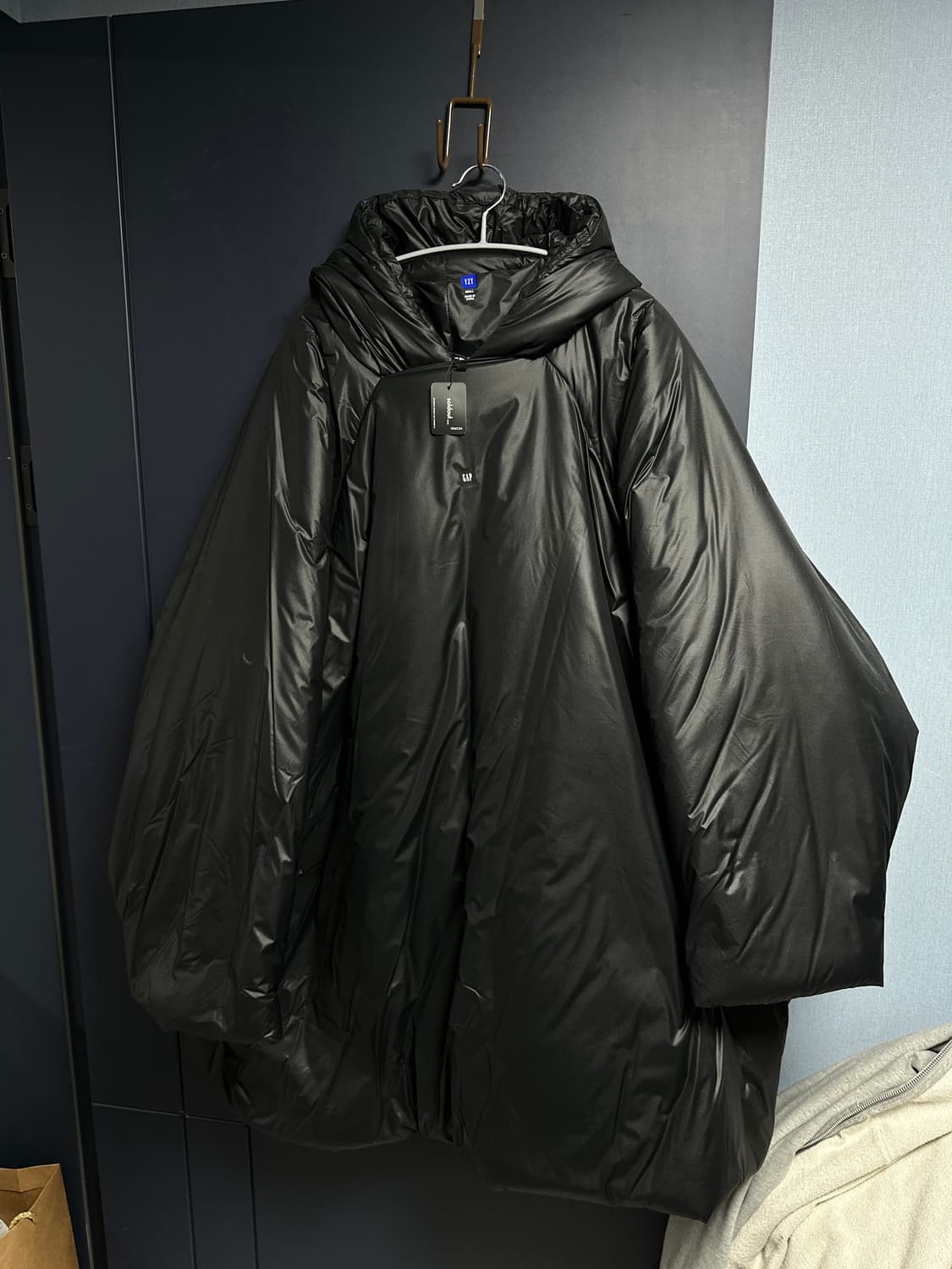 [S] 이지 갭 엔지니어드 바이 발렌시아가 티컷 퍼퍼 파카 블랙 상품이미지1