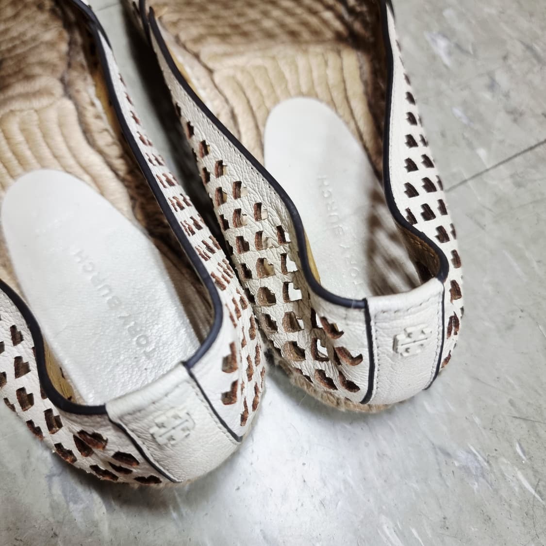 토리버치 하트펀칭 레더 에스빠드류 플랫 슈즈 (6.5/235) 상태좋음 상품이미지2