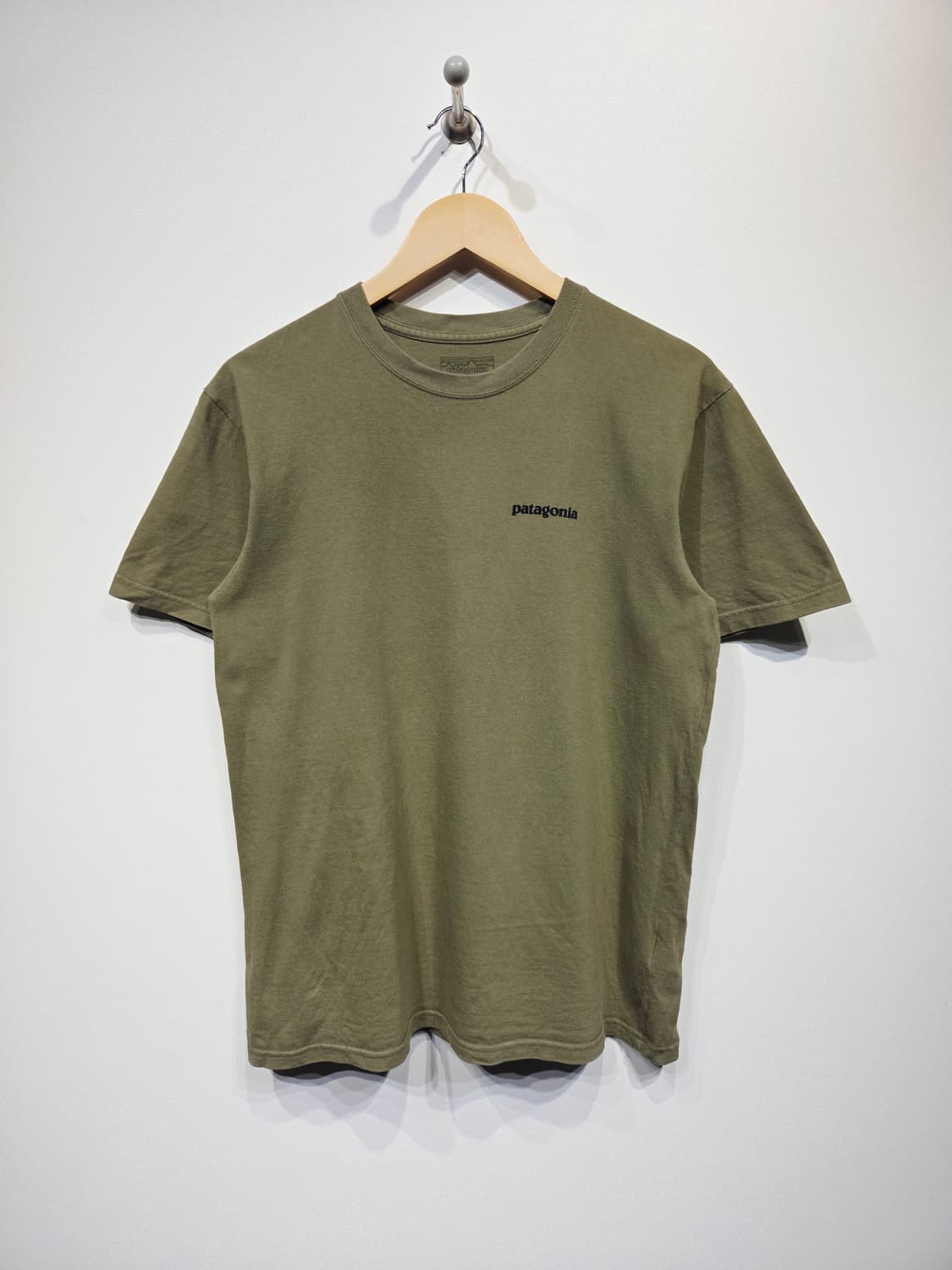 파타고니아 P-6 로고 오가닉 코튼 반팔 티셔츠 카키 상품이미지2