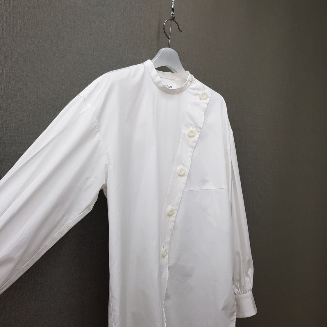 엔폴드 언발 사선버튼 오버핏 화이트 코튼 셔츠 38사이즈 상품이미지3