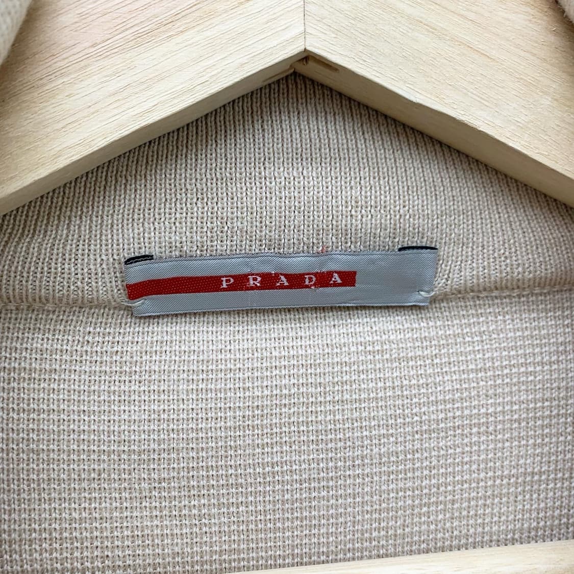 프라다 베이지 나일론 패치 디테일 하프집업 니트  상품이미지7