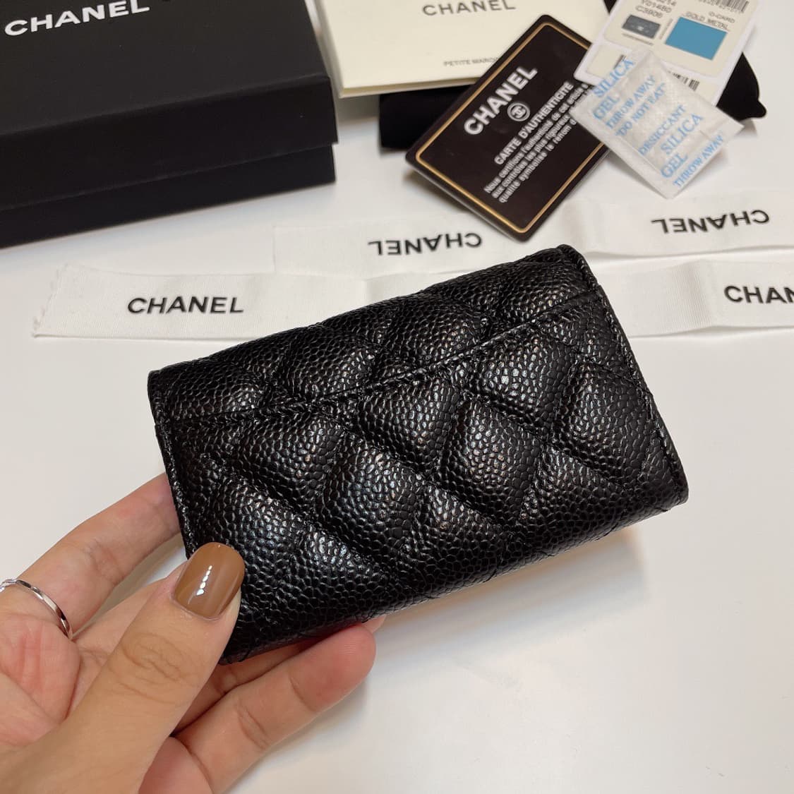 샤넬 클래식 카드 홀더 그레인드 카프스킨 & 골드 메탈 블랙 상품이미지2