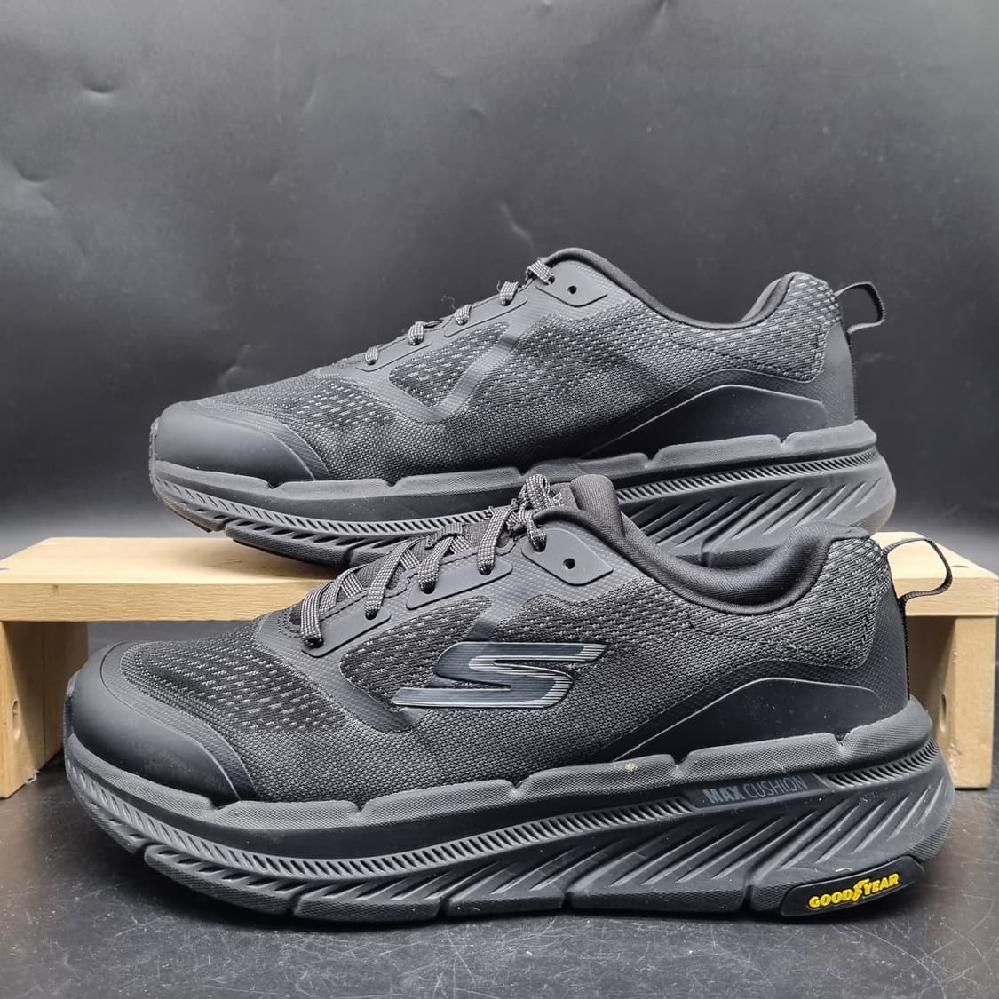 스케쳐스 맥스 쿠셔닝 올블랙 운동화270 상품이미지1