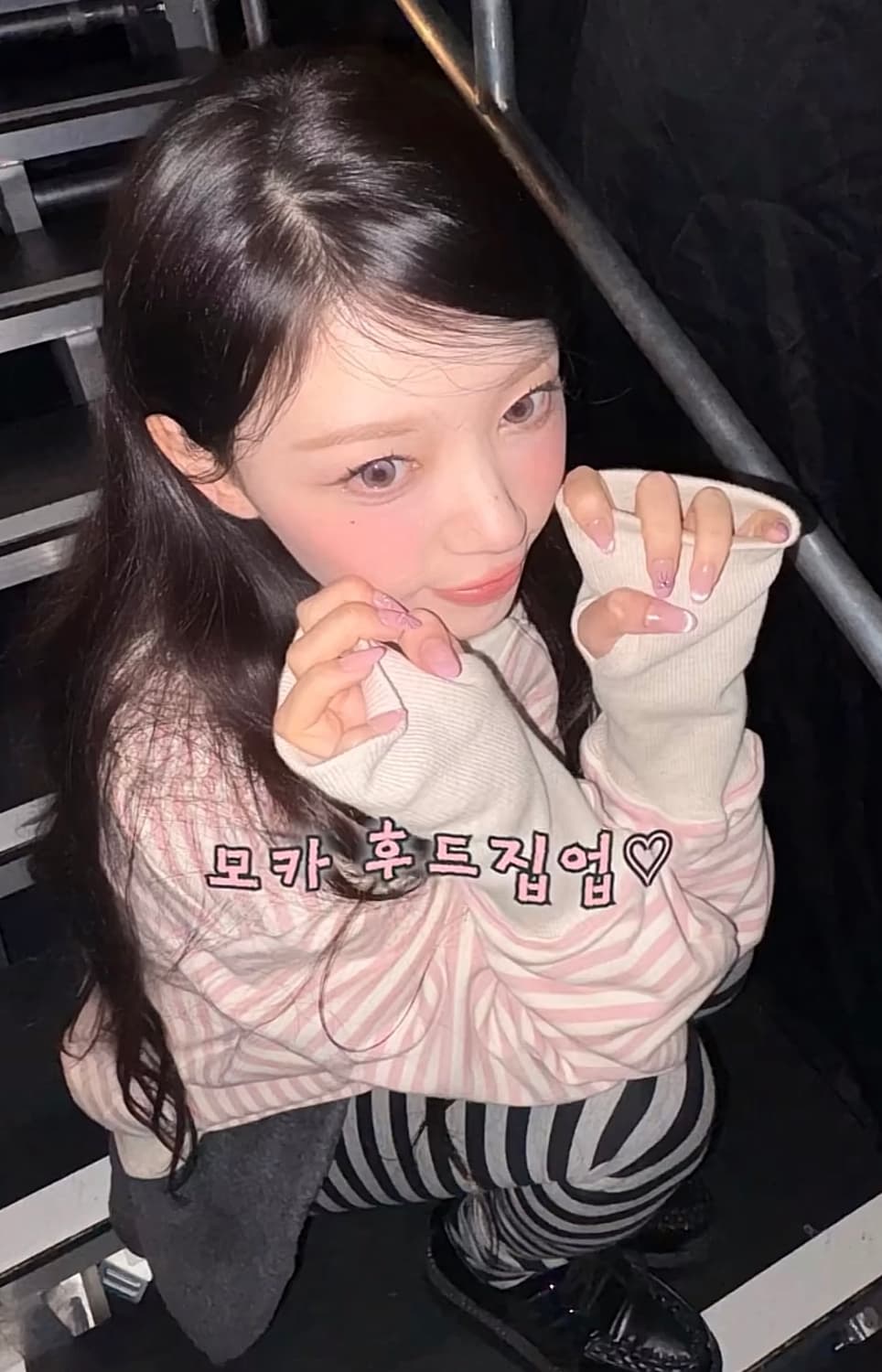 더뮤지엄비지터 후드집업 핑크 사쿠야,모카 착용 상품이미지3