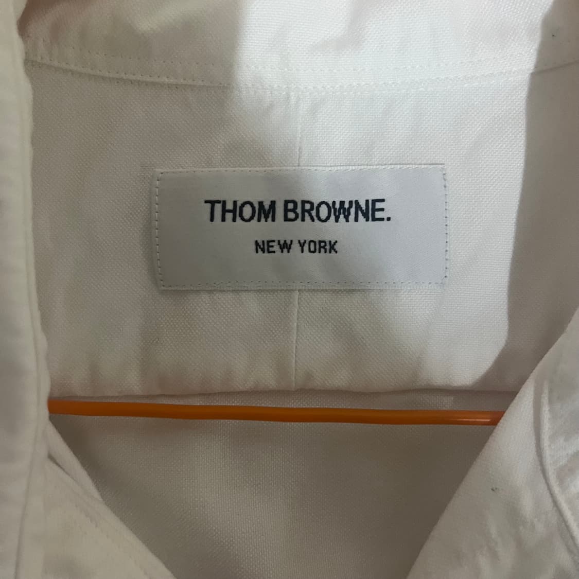 [3]톰브라운 트리콜로 암밴드 화이트셔츠 상품이미지2