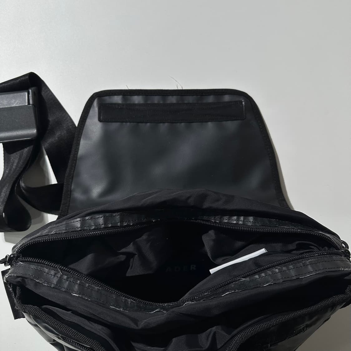 아더에러 트레이스 애드모어 크로스백 블랙 상품이미지7