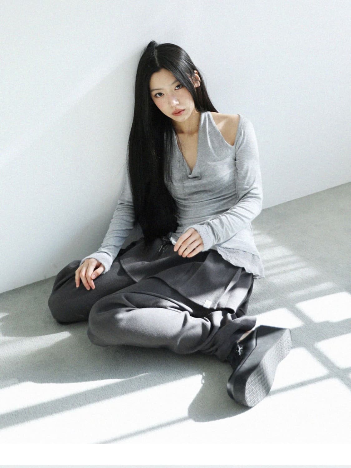 어글리쉐도우 스카프 퍼 프릴 티셔츠 그레이 상품이미지2