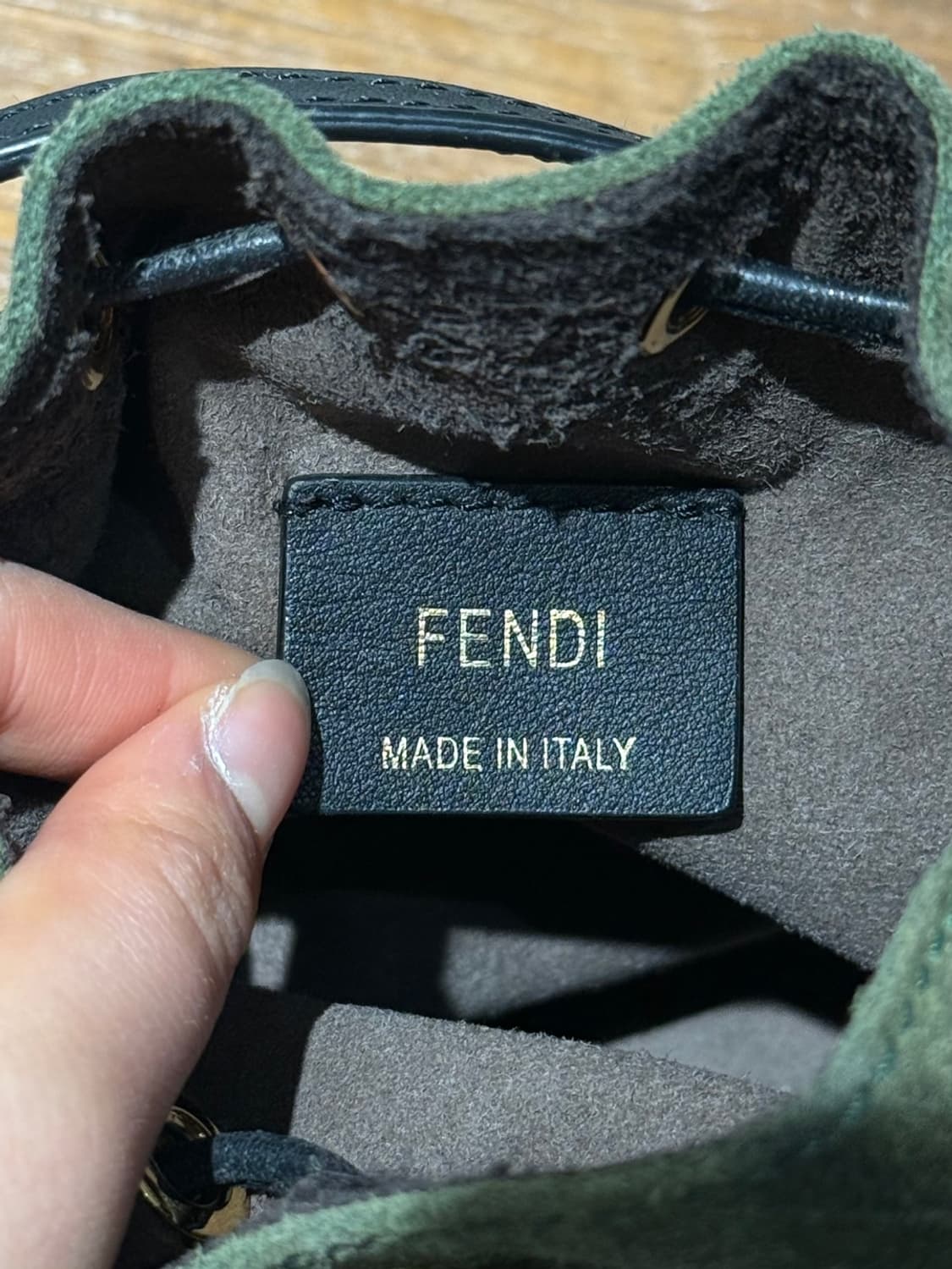 펜디 카키 몬트레조 미니 스웨이드 버킷백 상품이미지7