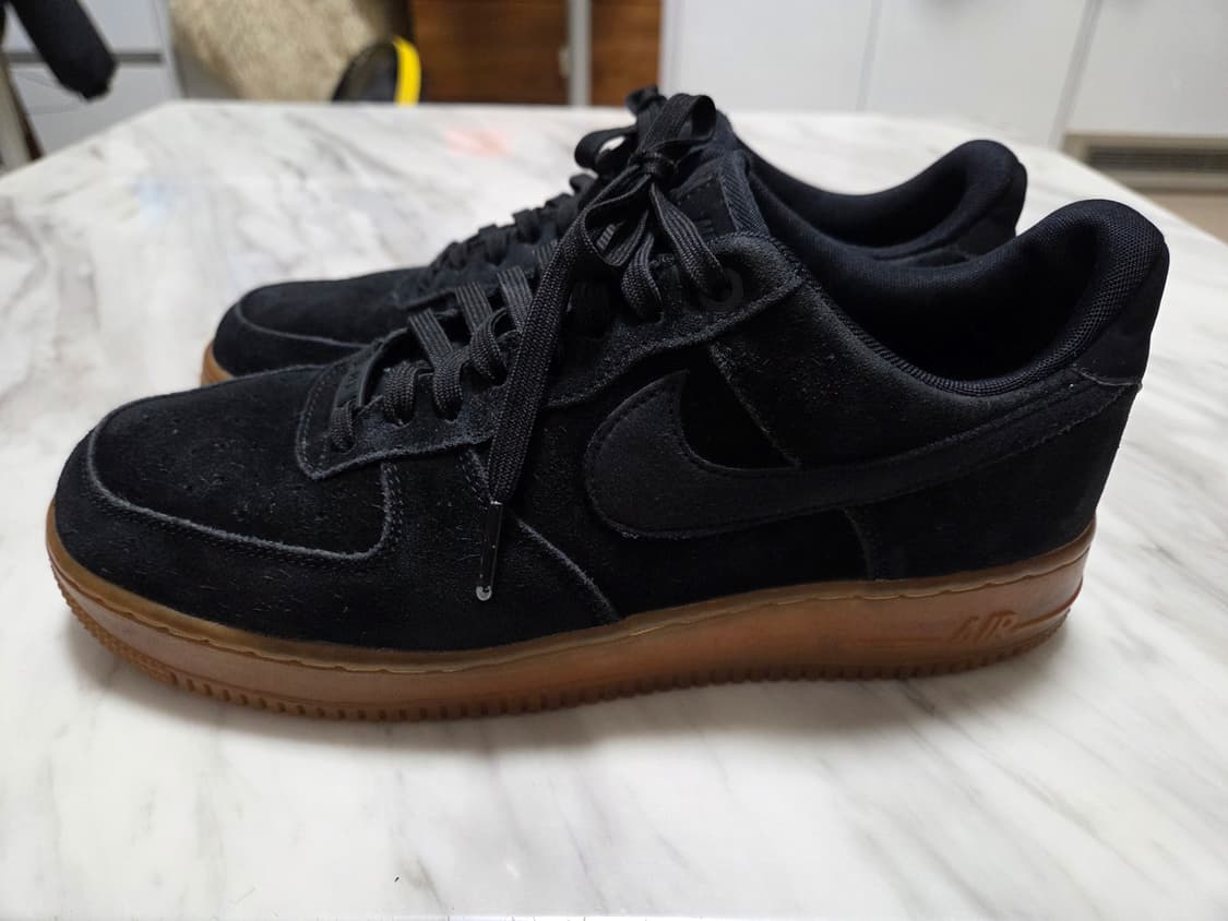 나이키 에어포스1 '07 블랙 스웨이드 스니커즈 상품이미지4