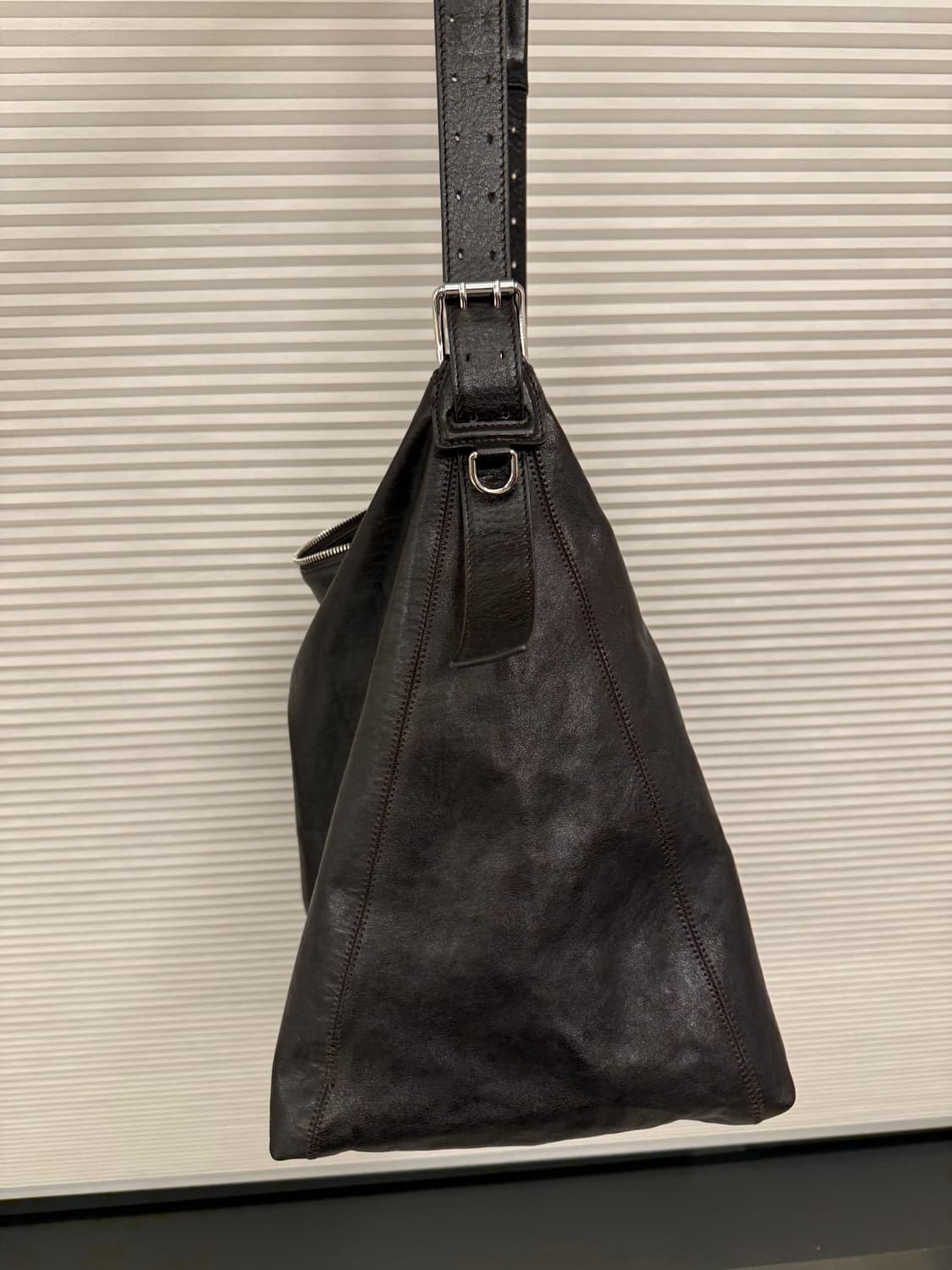 르메르 레더 벨티드 호보백 다크 초콜릿 판매합니다! 상품이미지7