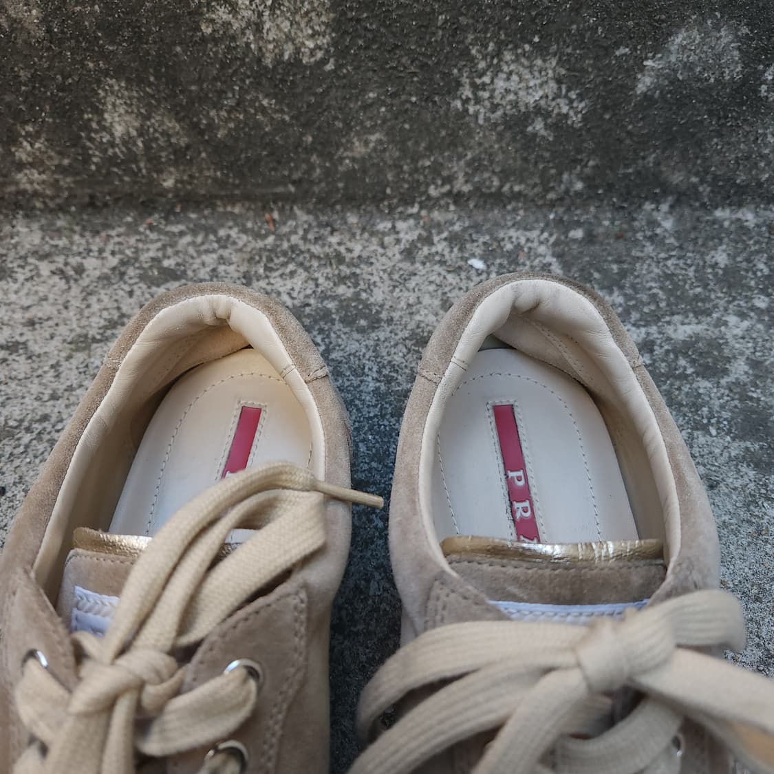 [37] Prada 베이지 누벅 스니커즈 (240) 상품이미지3