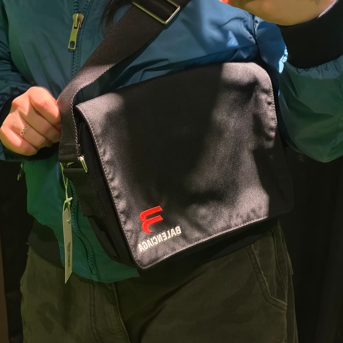 발렌시아가 로고 메신저백 상품이미지6