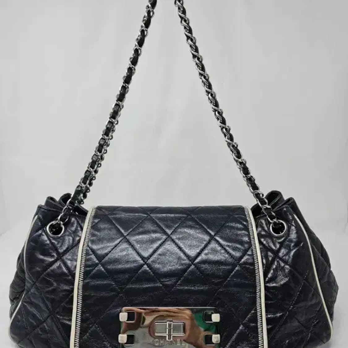 정품 샤넬 아코디언 숄더백정품 샤넬 아코디언 숄더백
블랙 색상에 은장 체 상품이미지5