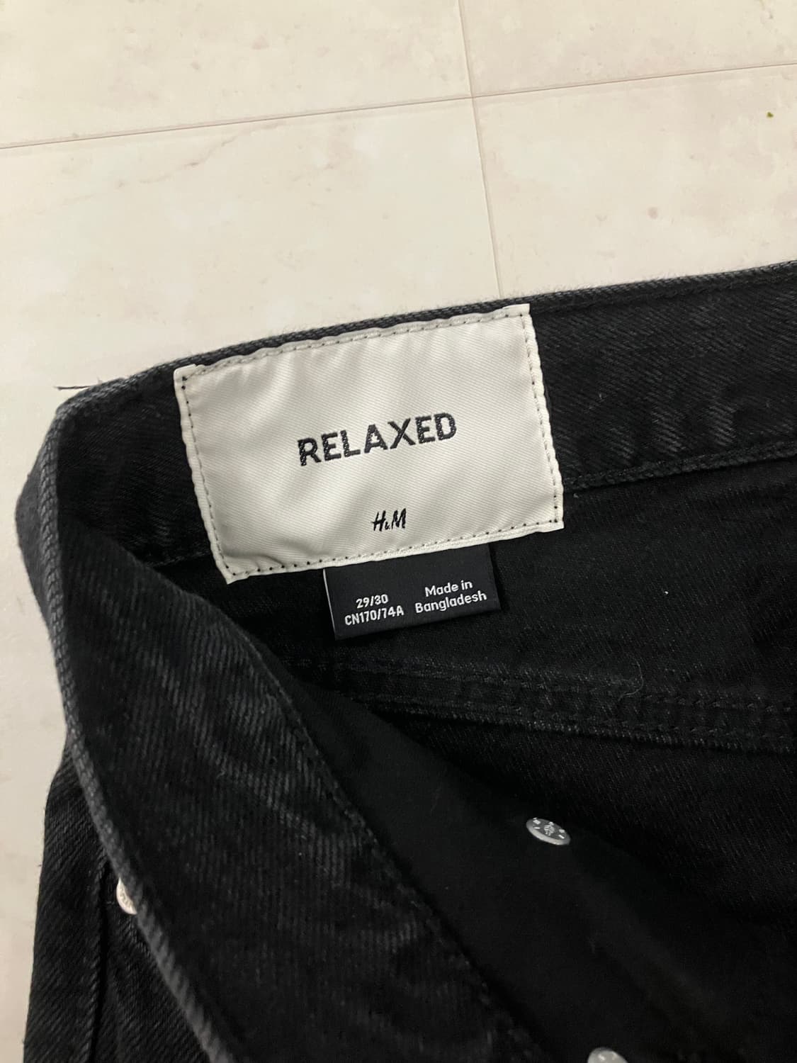 H&M 에이치앤엠 릴렉스핏 흑청데님팬츠 상품이미지3
