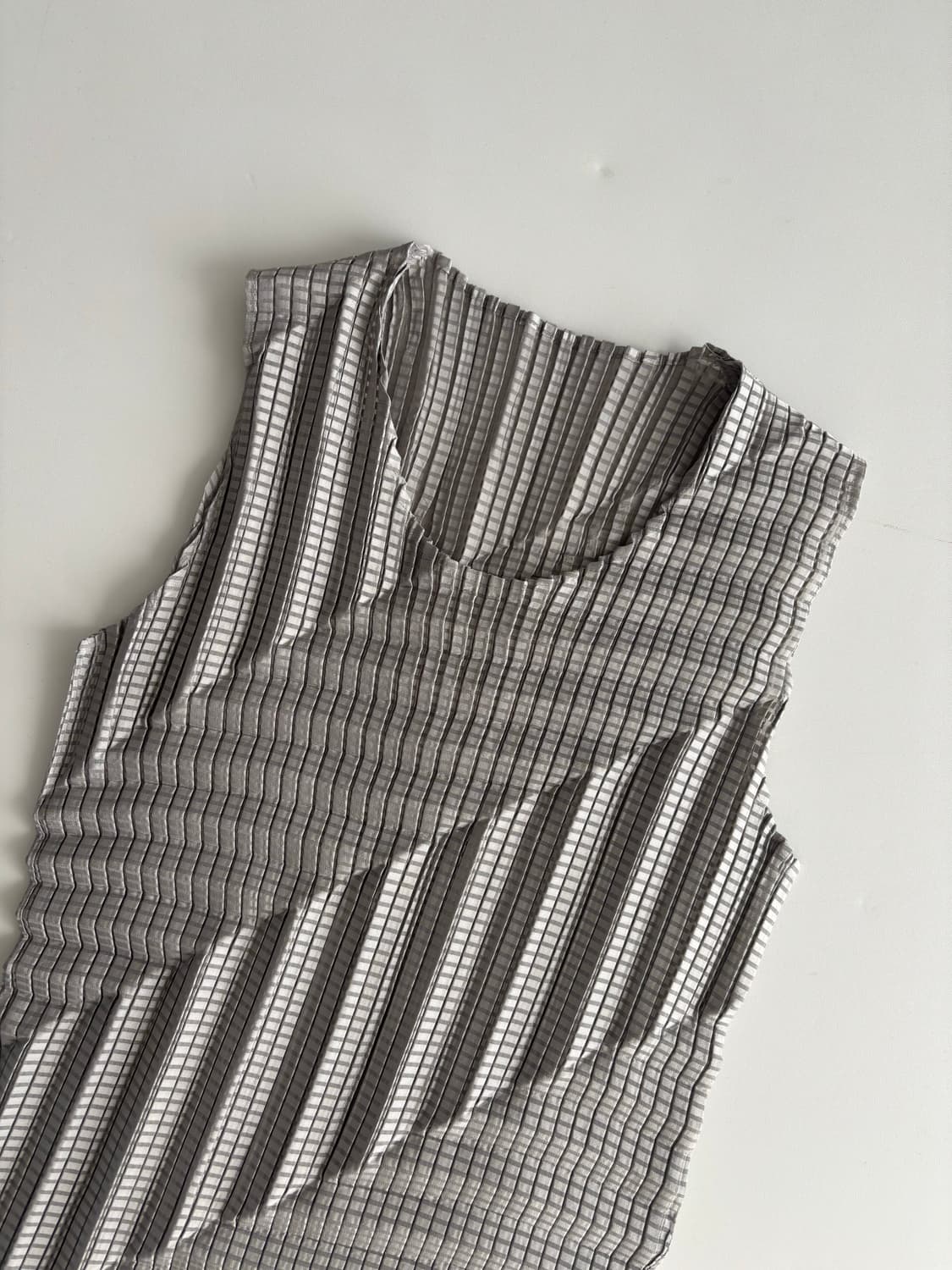 Issey Miyake 이세이미야케 그레이 플리츠 슬리브리스 상품이미지5