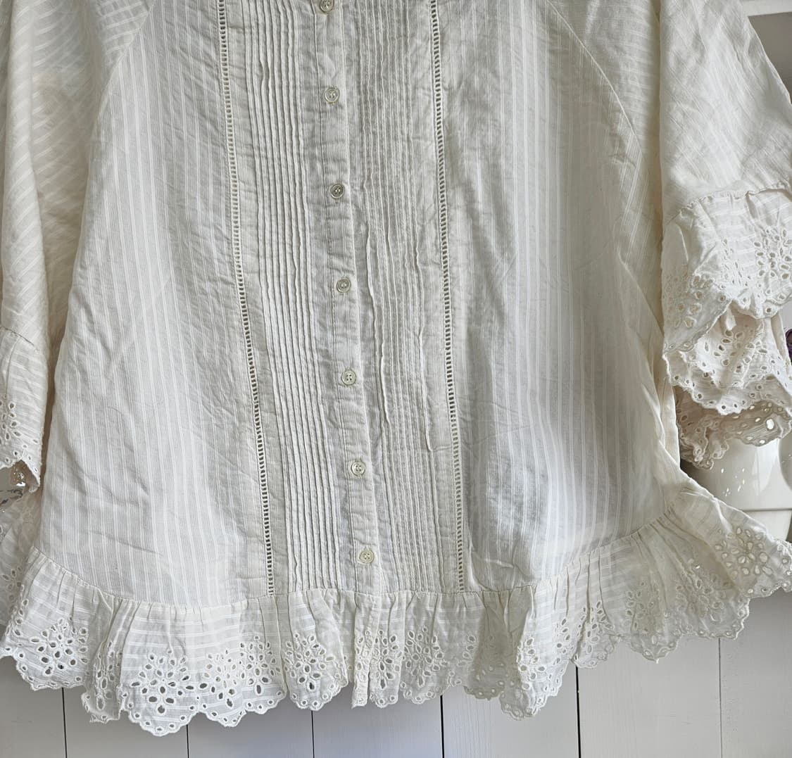 가오리핏 케이프형 화이트 블라우스 상품이미지3