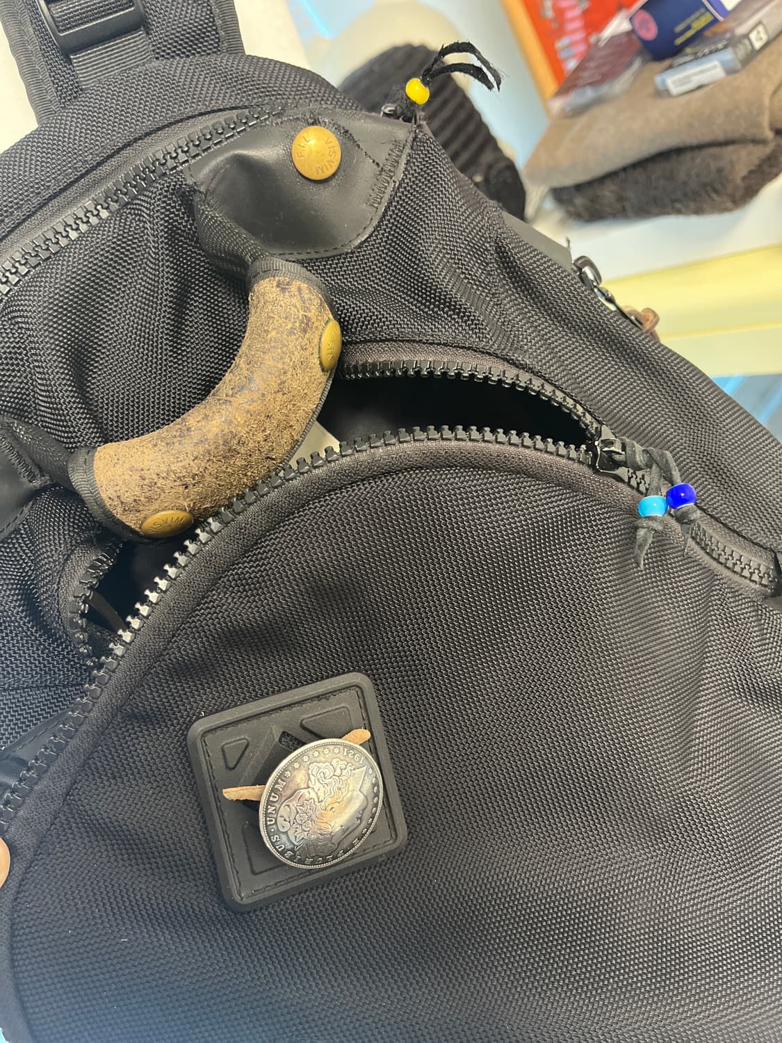 비즈빔 블랙앤브라운 스웨이드 콘초커스텀 발리스틱백팩 20L 상품이미지9