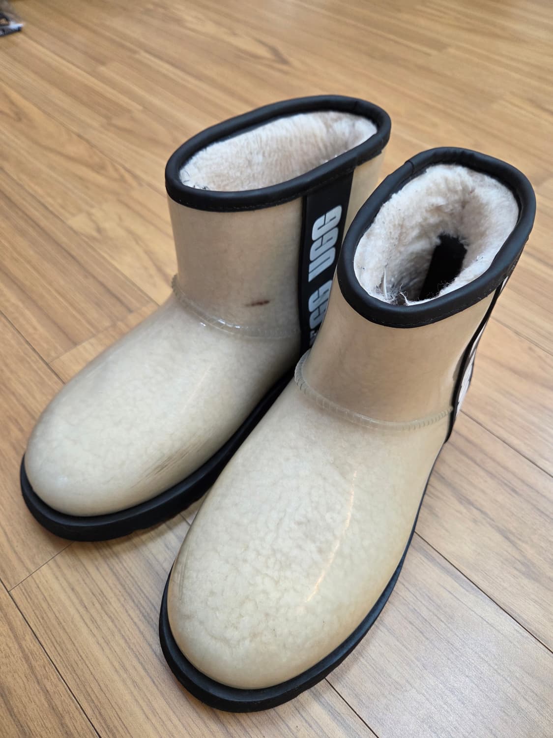 UGG 어그 클리어 부츠 베이지 색상 230mm 입니다. 독특한 디자인이 상품이미지10