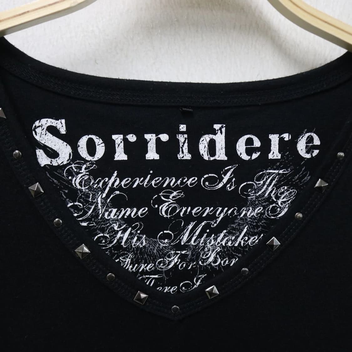 SORRIDERE  스터드 브이넥 레터링 언발 티셔츠 63601 상품이미지9