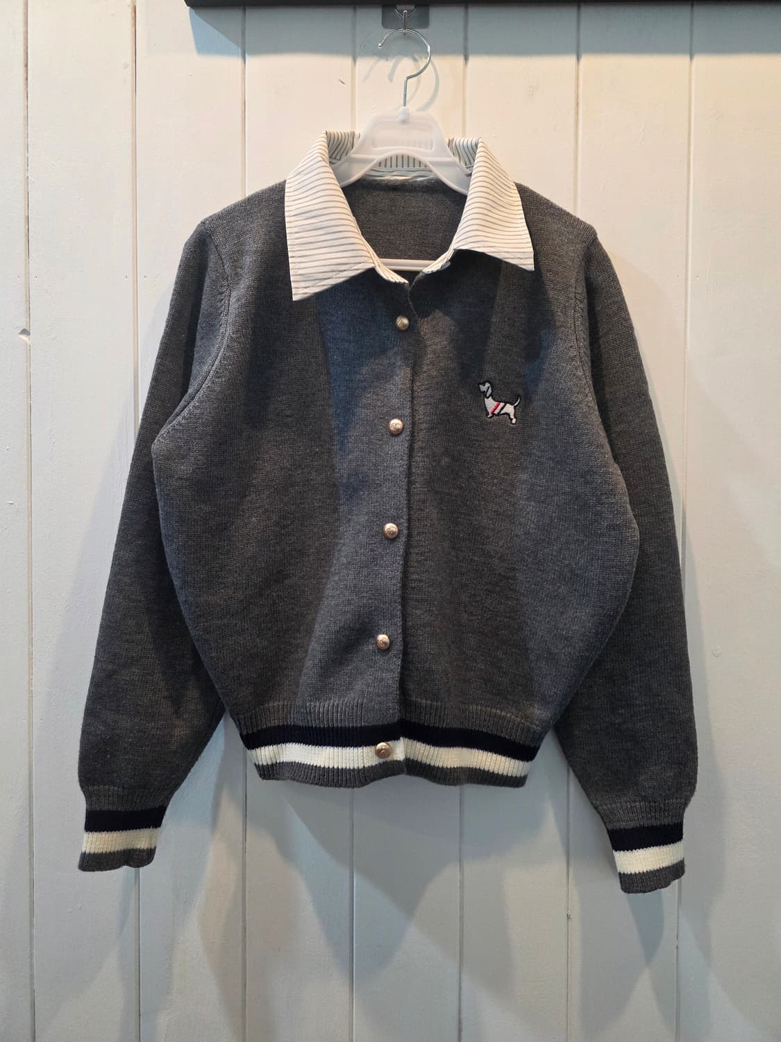 (여성) 닥스훈트 자수 넥카라 니트 상품이미지1