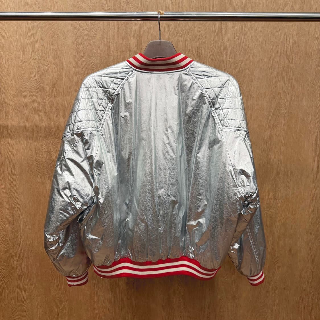 셀린느 바시티 자켓 메탈릭 실버 퀄팅 슬리브 디테일 레귤러핏 실버 상품이미지3